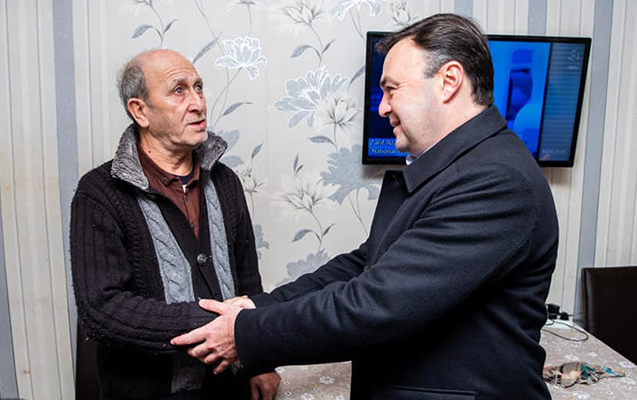 secicilerinin-yaninda-olan-namized